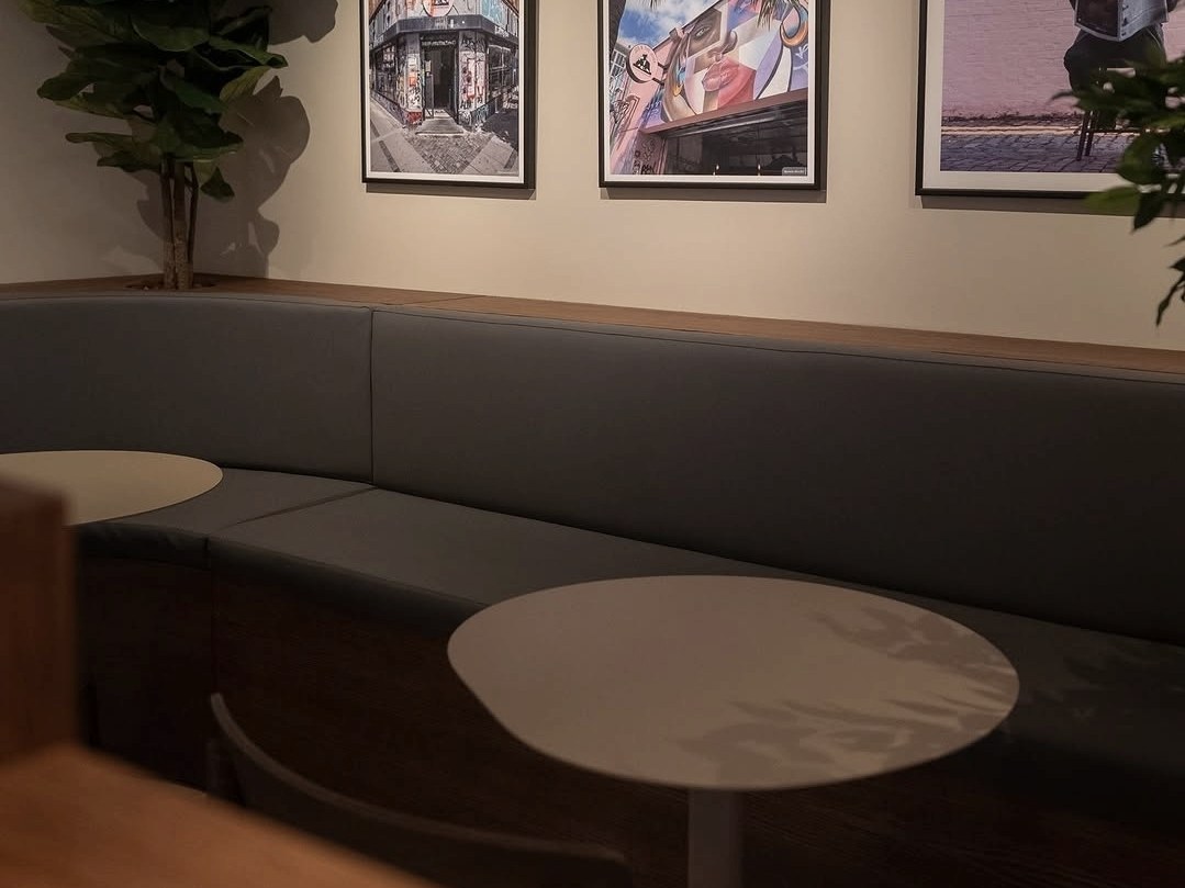 Sittnisch med soffa i mörkgrått skinn