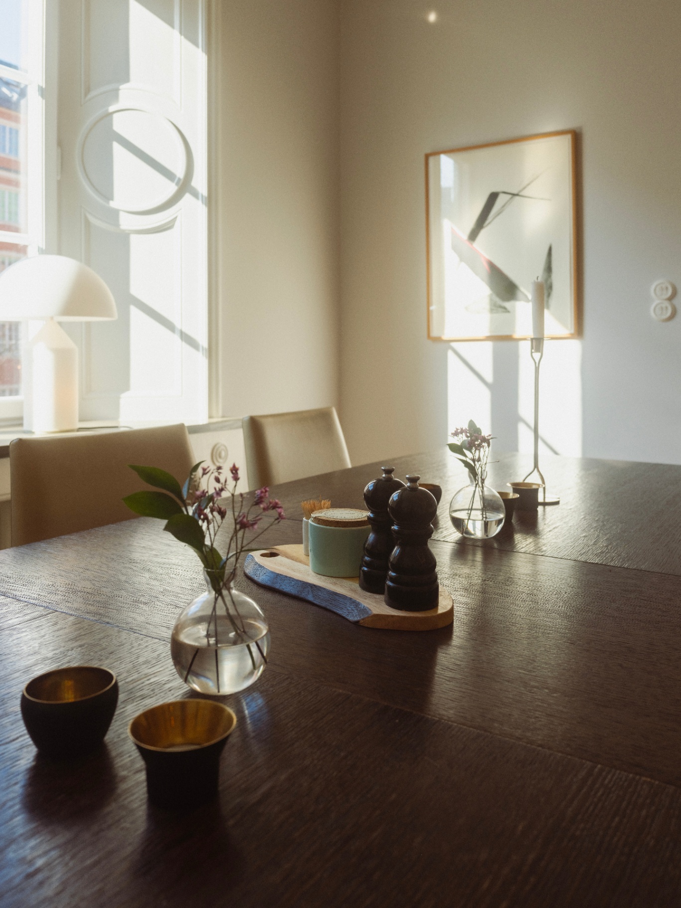 Matsalsbord i mörk ek i sekelskiftesmiljö