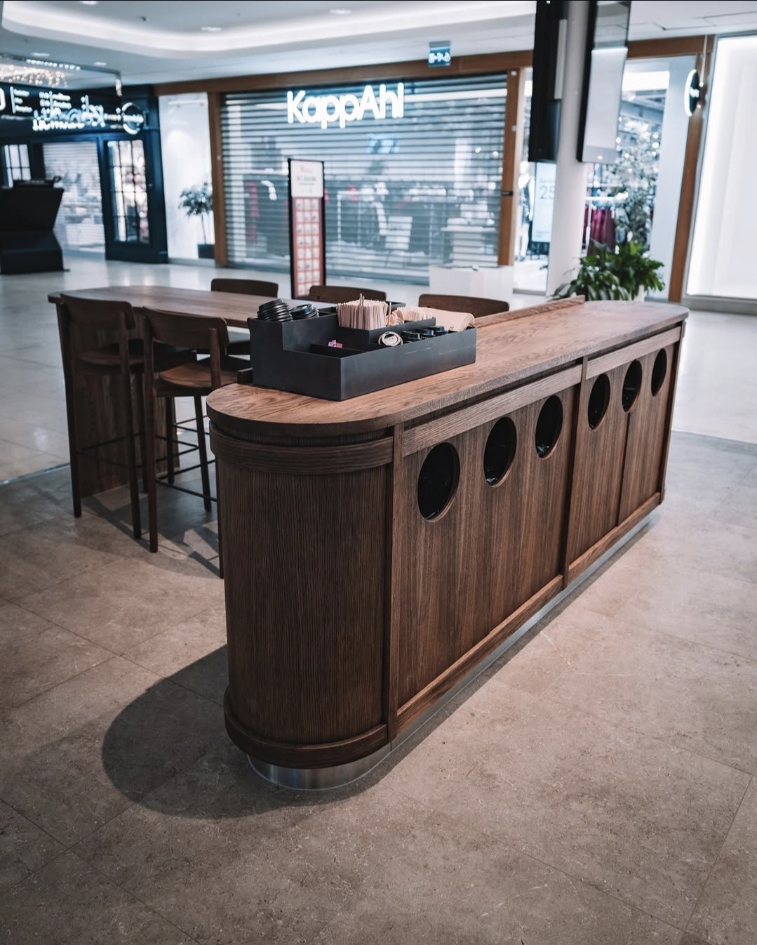 Platsbyggd ö med sorteringsstation