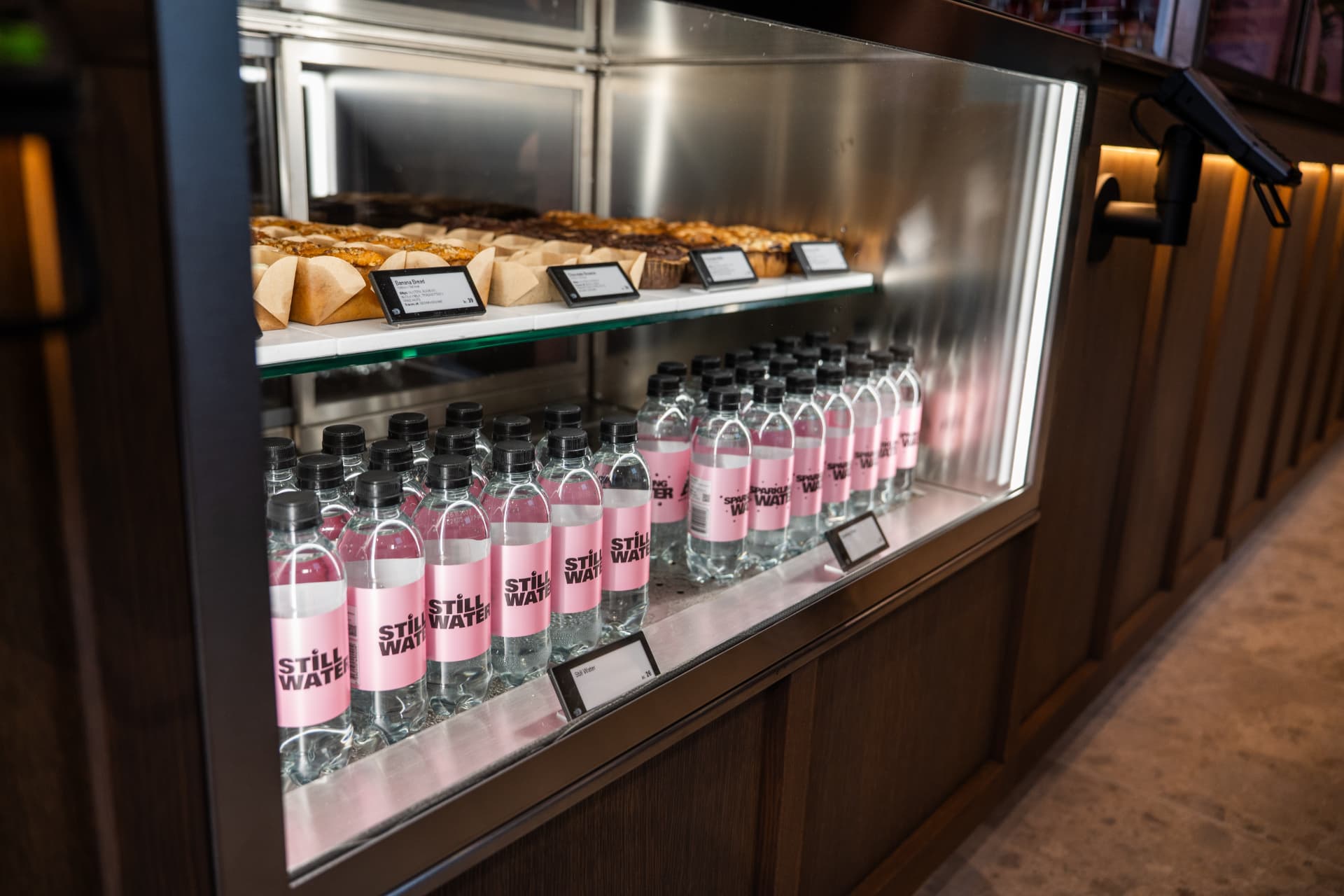Detalj — bakverksdisk i glas med inbyggd belysning