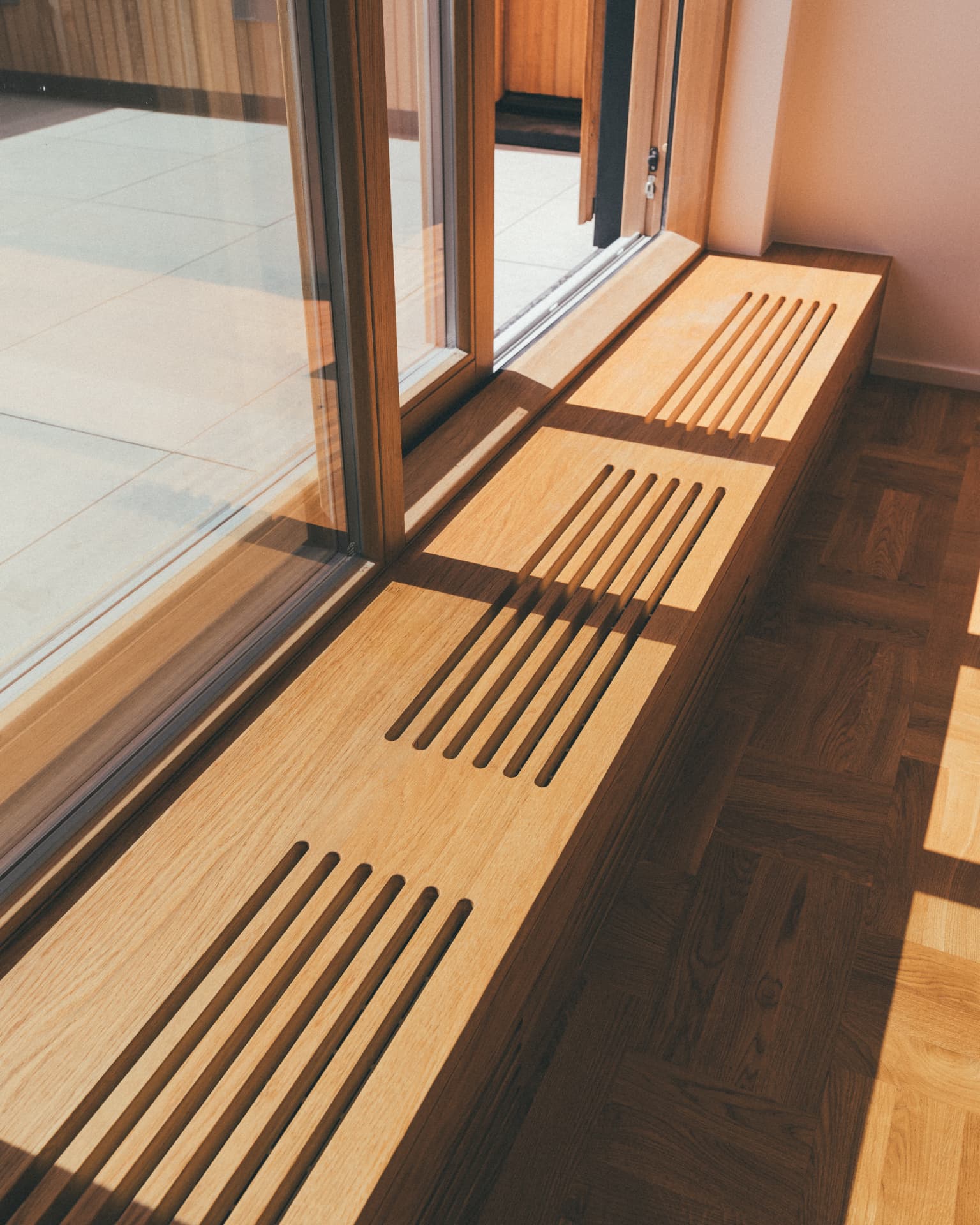 Platsbyggd bänk med ventilationsspår vid glaspartiet