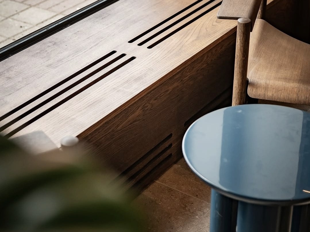 Fönsterbänk i rökt ek med ventilationsspår