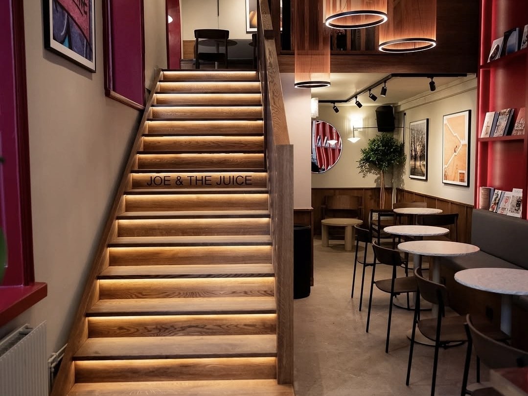 Vy över ny trappa och övre loungeplan