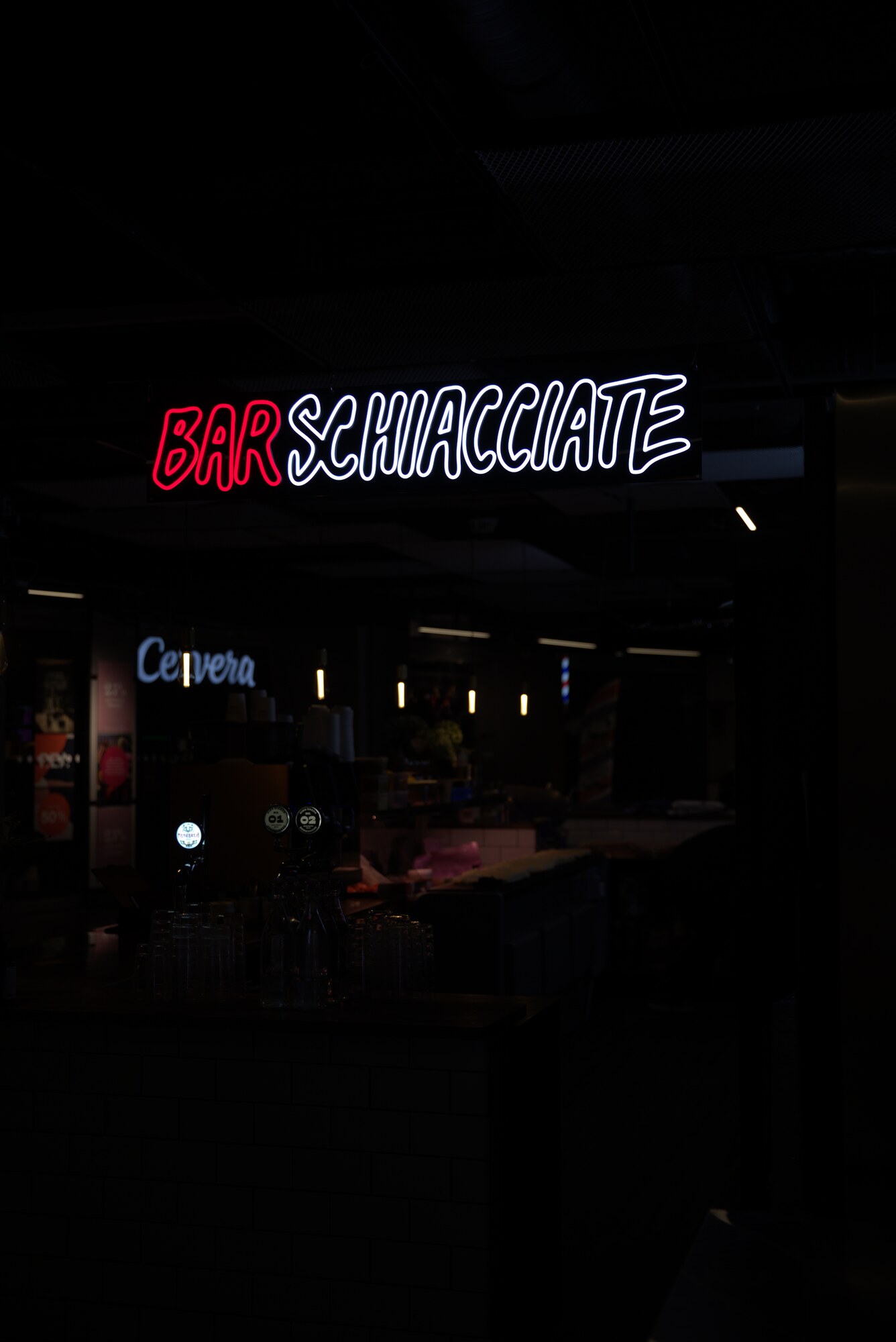 Neonlogotypen mot den mörka baren