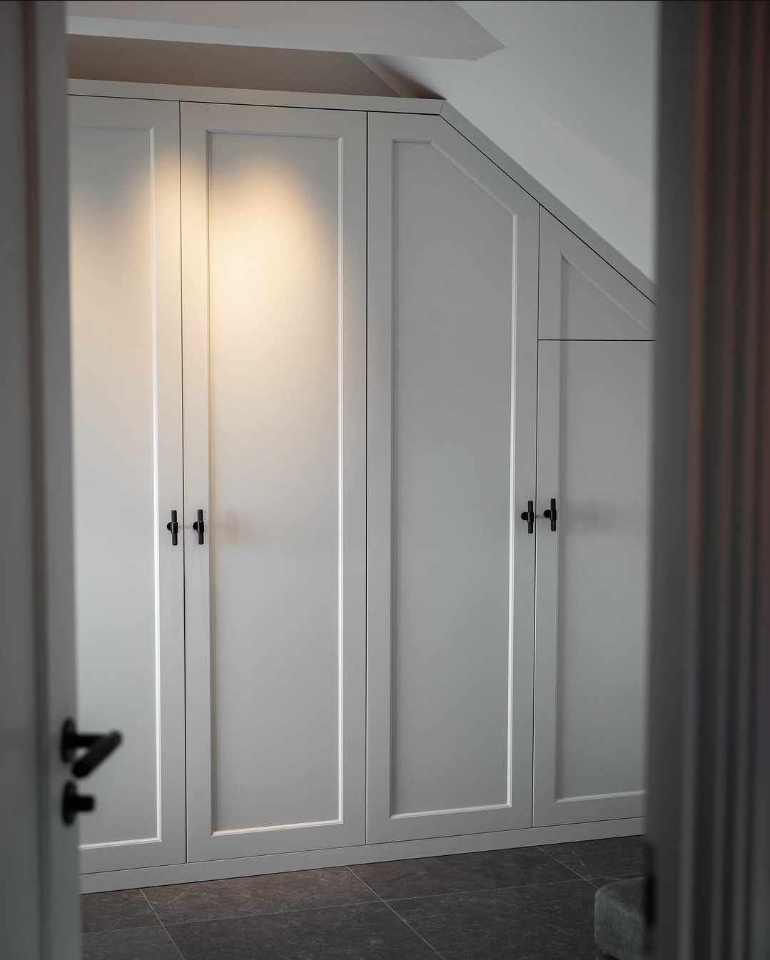 Garderober mot snedtak — detalj