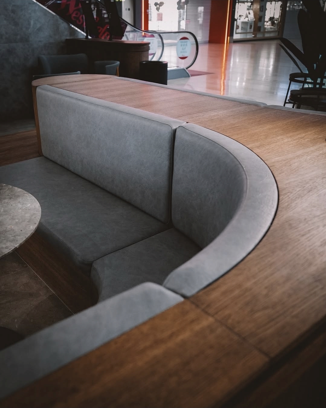 Detalj — sittplatser i ek och tyg
