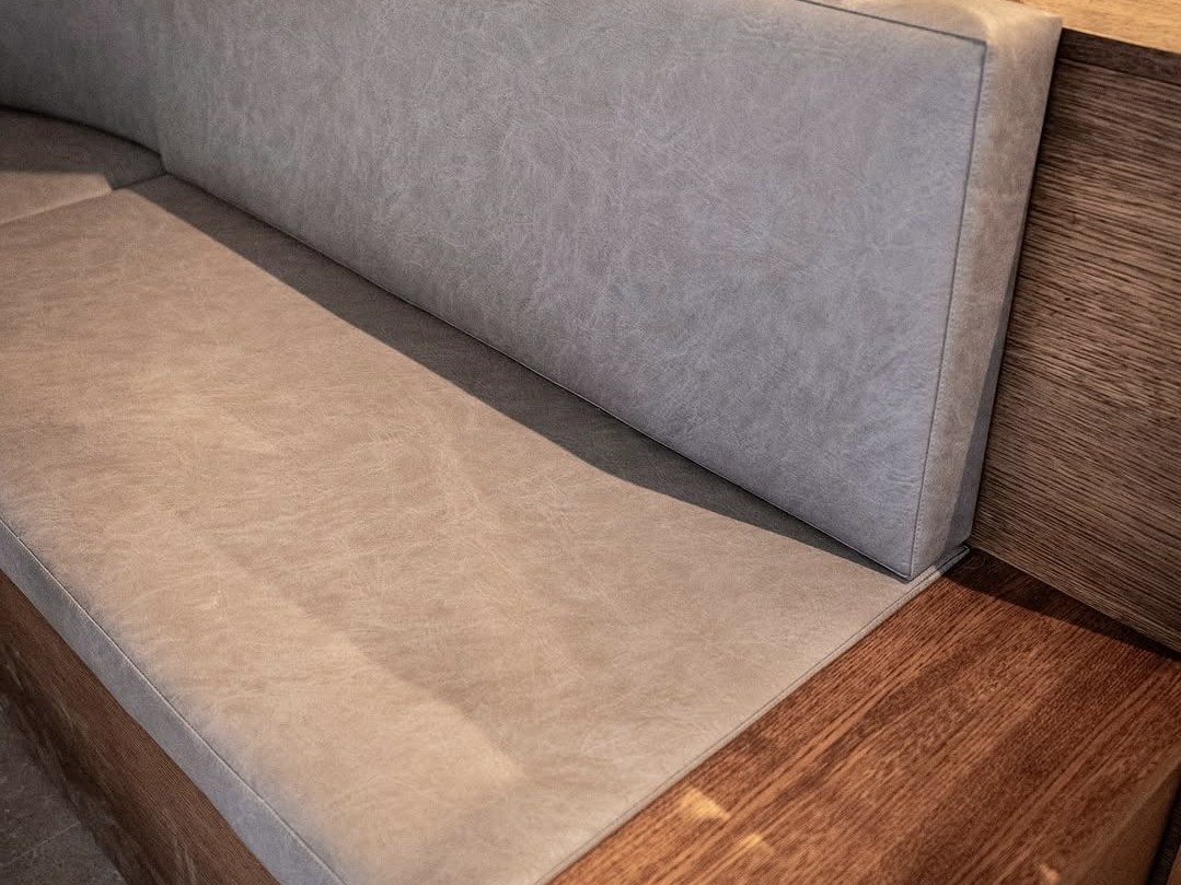 Detalj — sittnisch i ek och ljust skinn