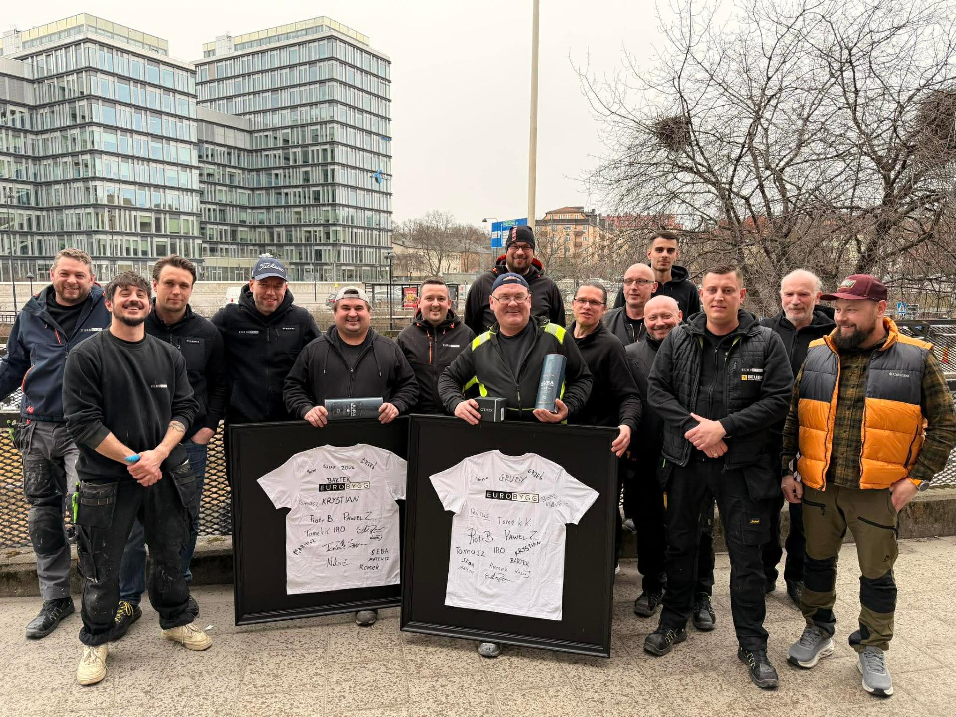 Hela Eurobygg-arbetslaget samlade utomhus i Stockholm