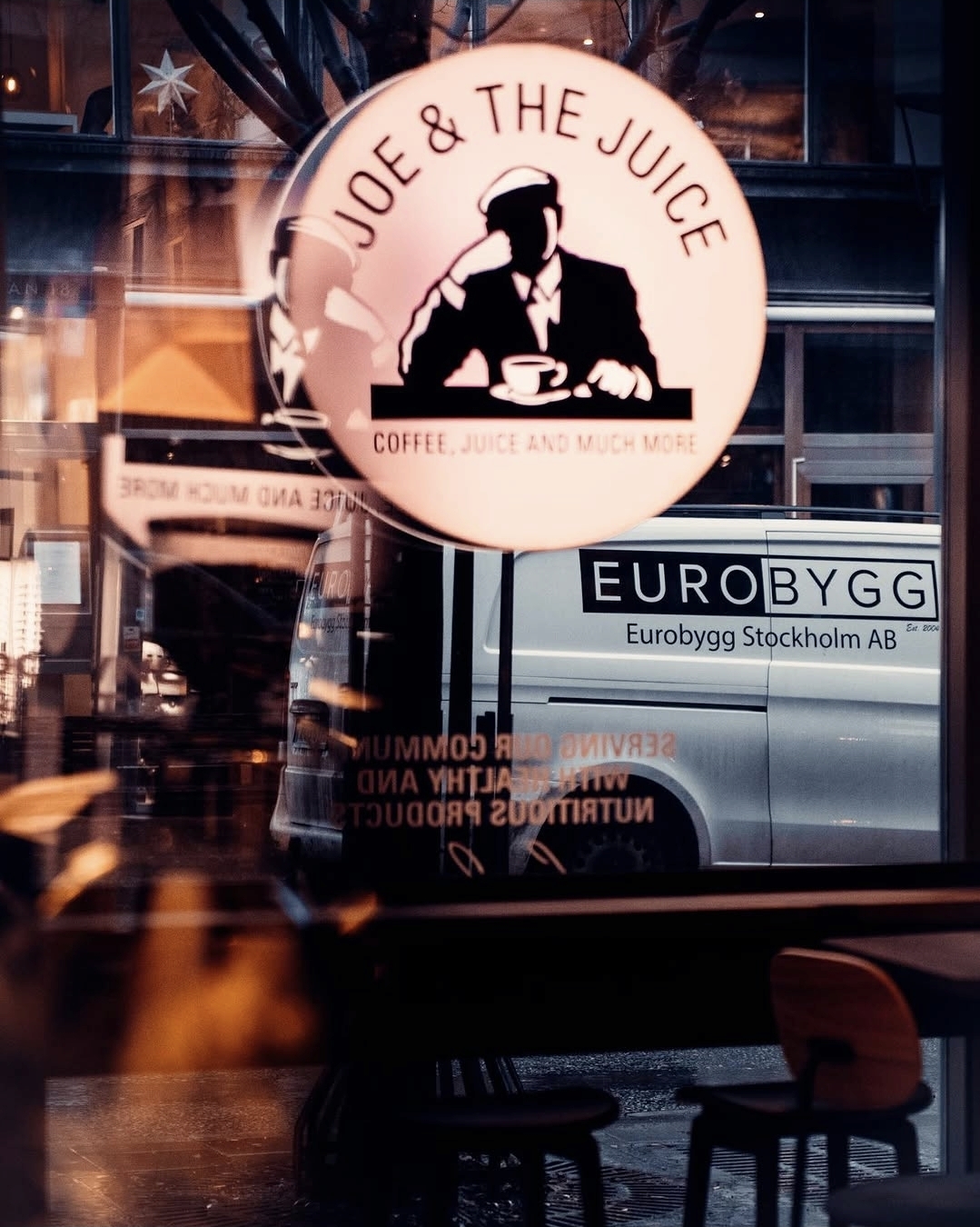 Joe & The Juice — Eurobygg-bil utanför restaurang
