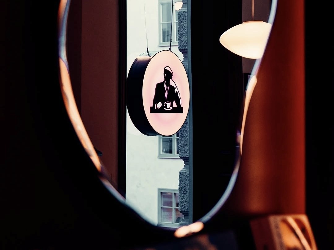 Detalj — vy ut mot gatan genom spegeln