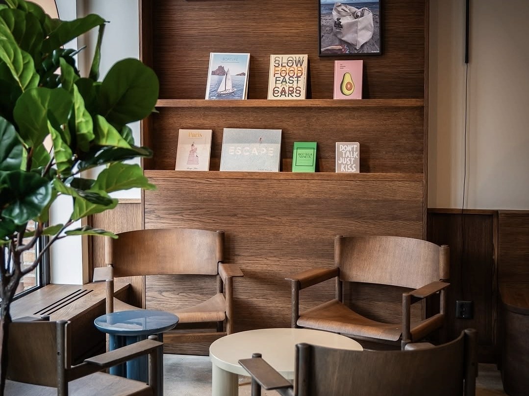 Loungehörna med bokhylla och tidskriftslister