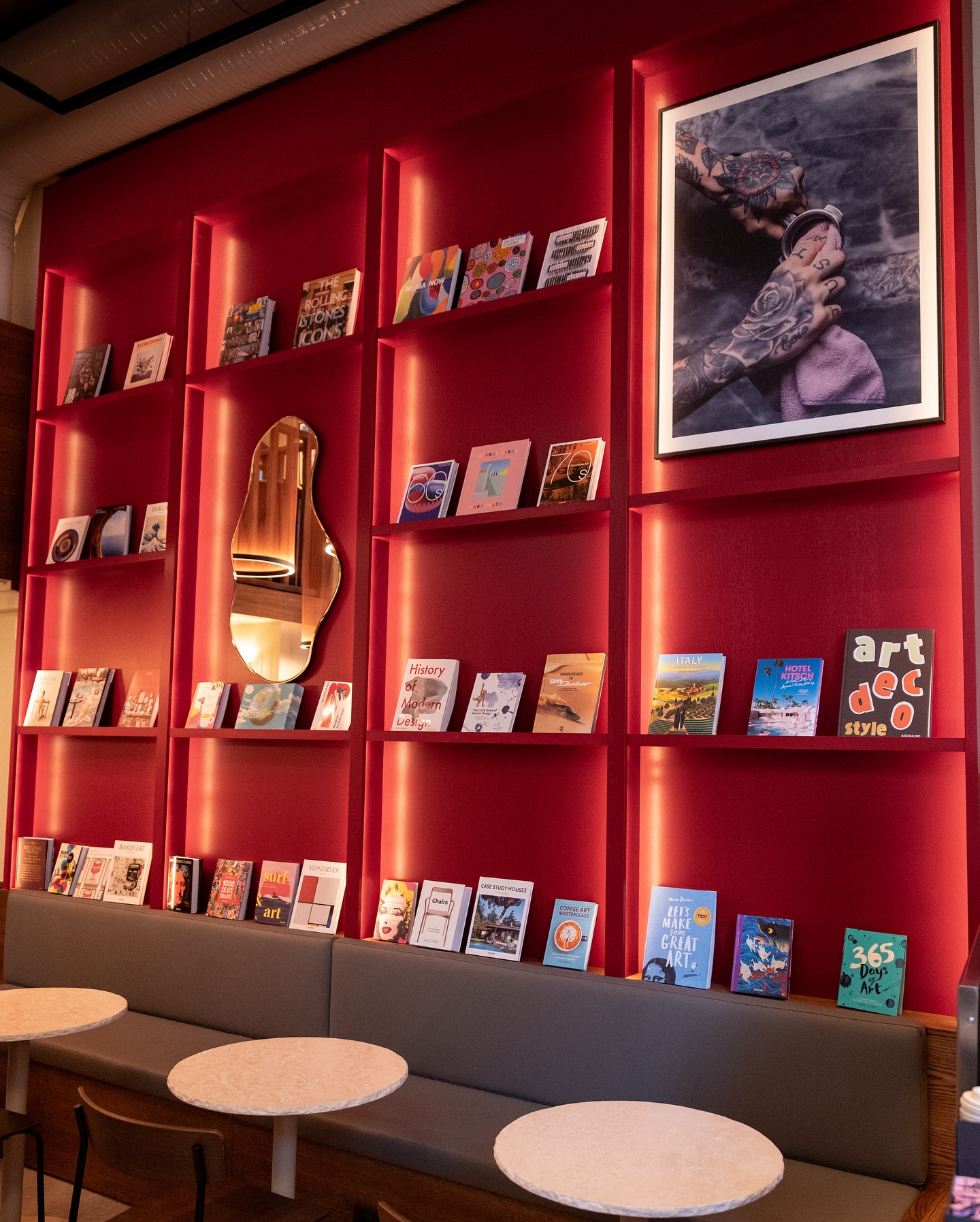 Bibliotekvägg, kulört
